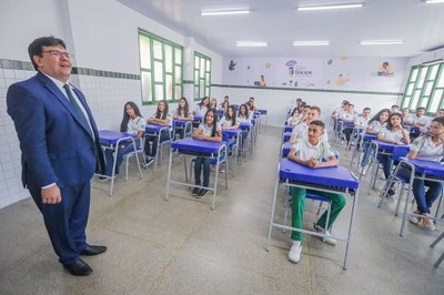 Governador do Estado com alunos.jpeg