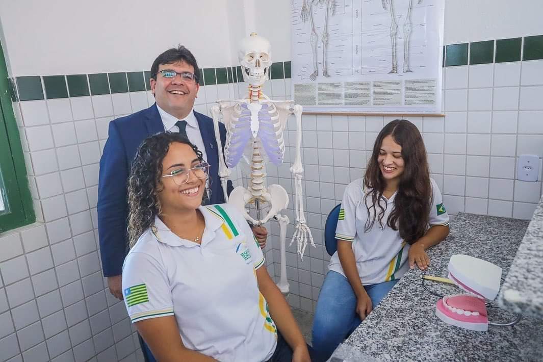 Governador do Estado e Alunos.jpeg